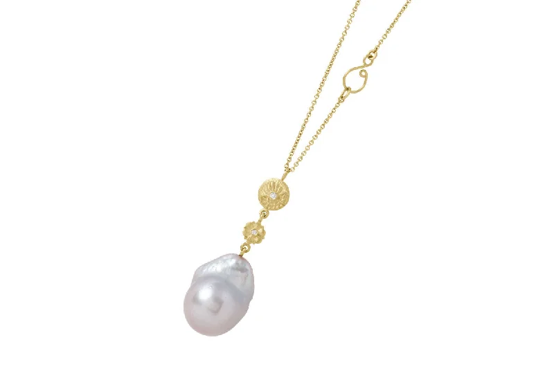 Liasion 18K Gold Necklace w. Small Pearl